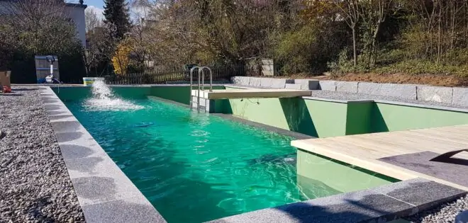 Pool im Garten wird mit Wasser gefüllt