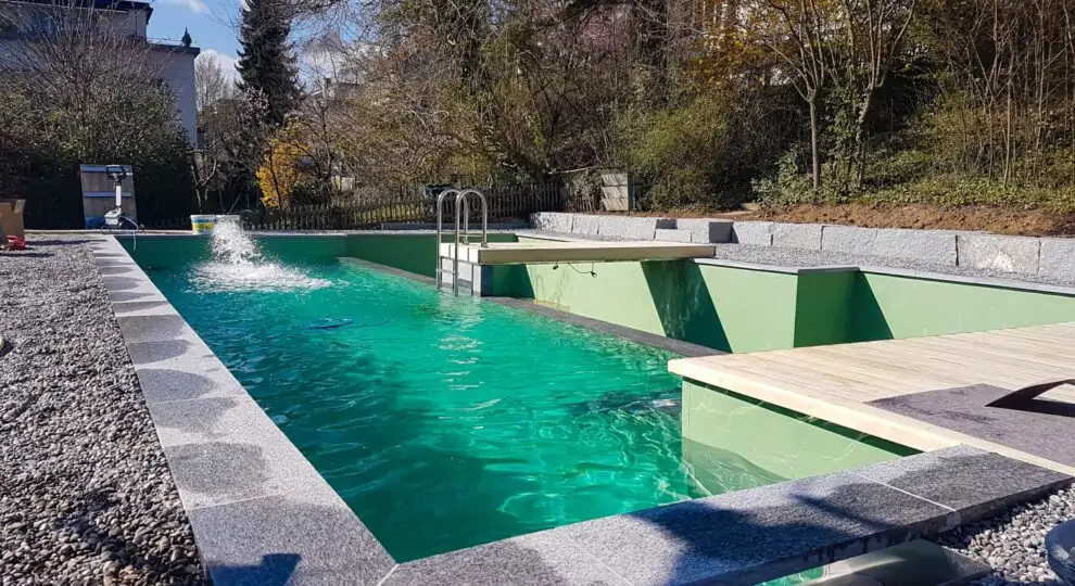 Pool im Garten wird mit Wasser gefüllt