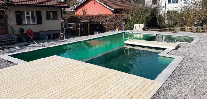 Pool mit Steg hinter Haus