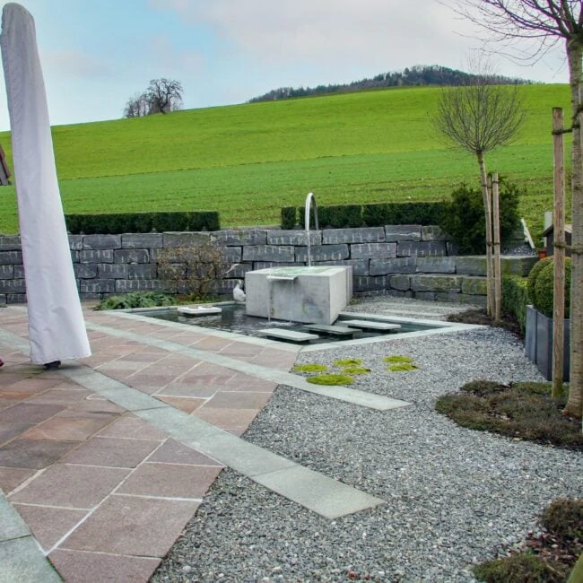 Kleiner Brunnen und Teich in Privatgarten