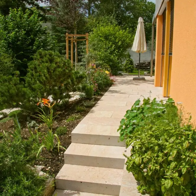 Treppe zu Terrasse