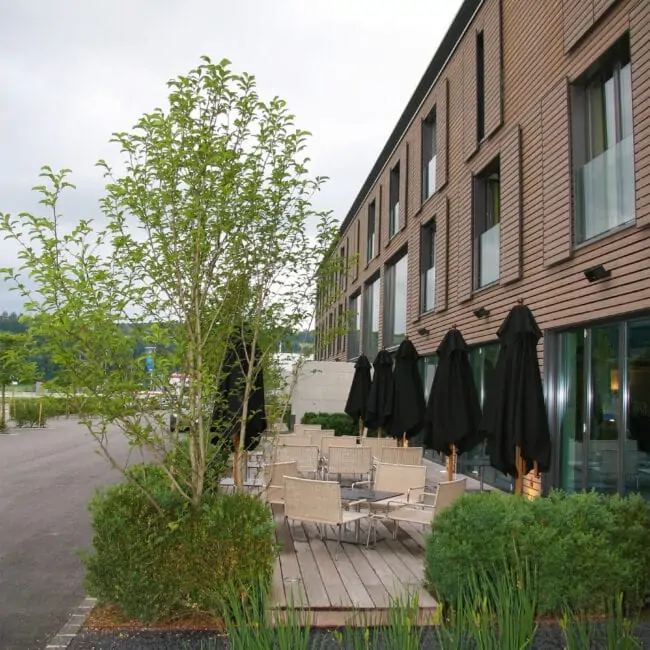 Terrasse vor Gebäude