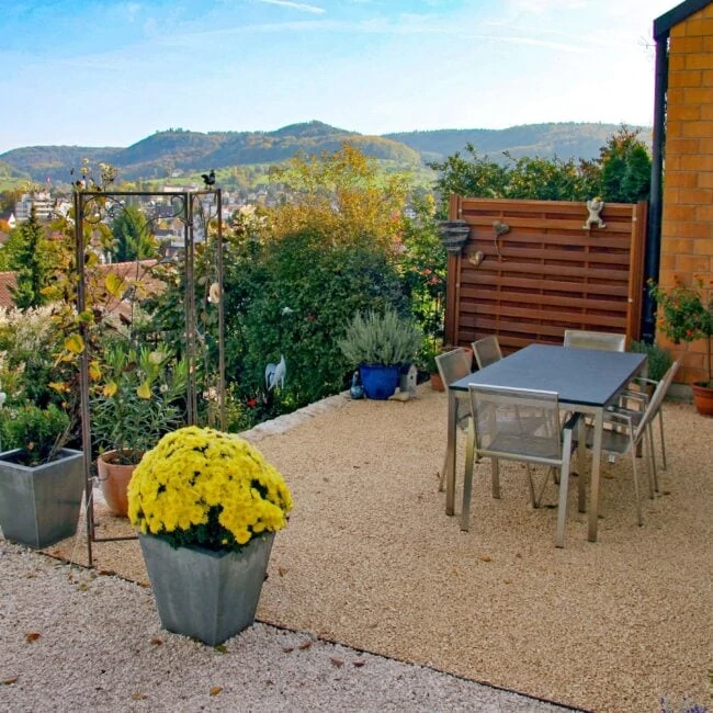 Terrasse mit Steinboden