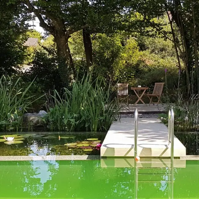 Versteckte Sitzmöglichkeit im Schatten neben Pool