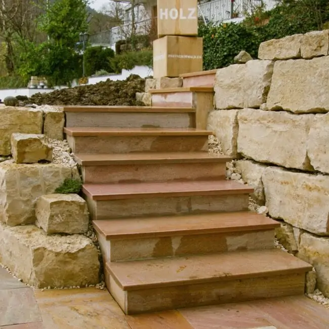 Treppe führt zu Garten