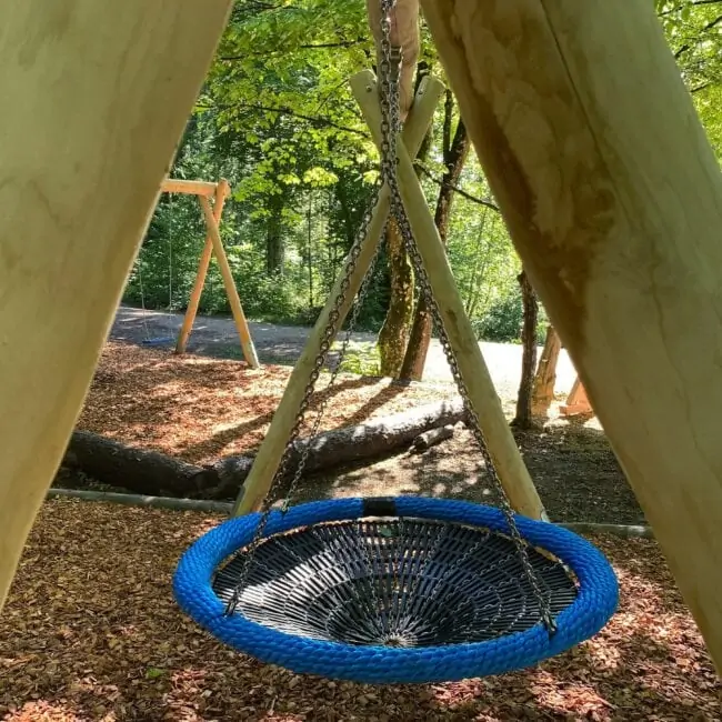 Nestschaukel auf Spielplatz