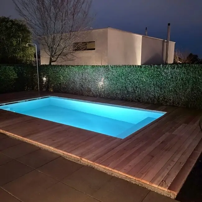 Pool beleuchtet bei Nacht