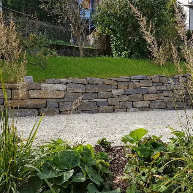 Steinmauer im Garten