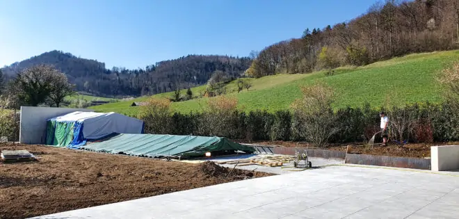 Poolbau Baustelle im Garten